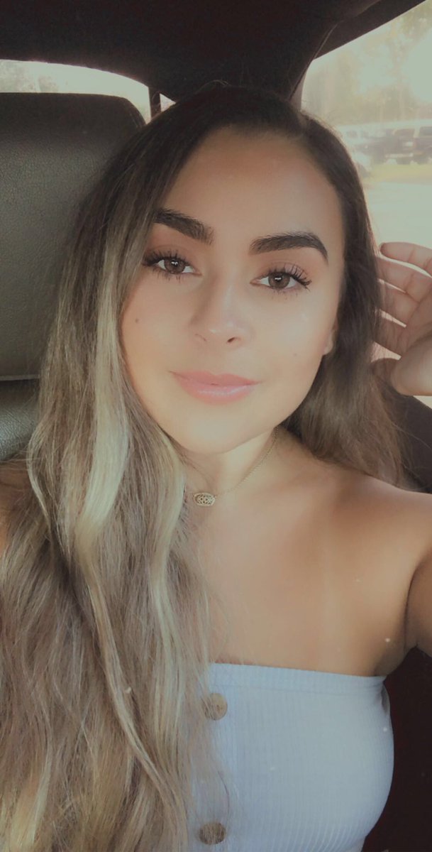 CastilloAlanyss's tweet photo. Car selfies>>> https://t.co/qmOBb85Ech