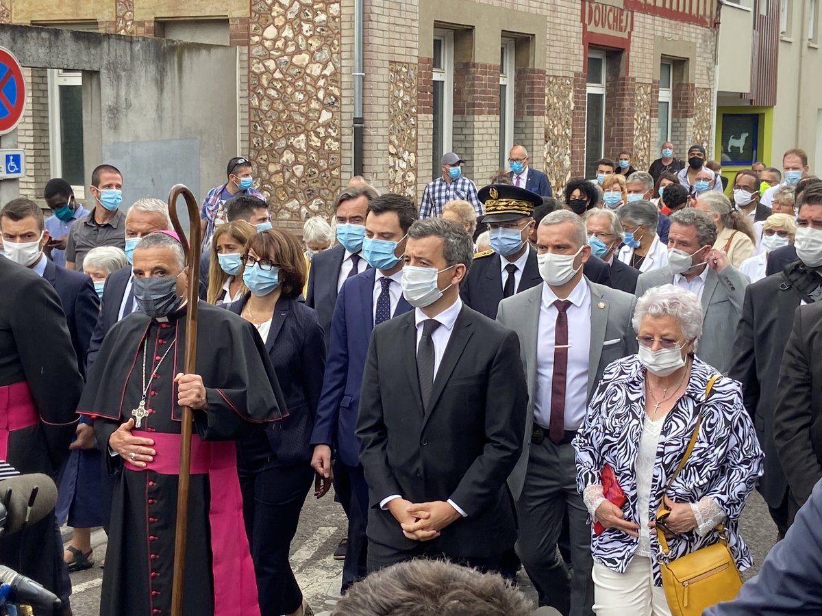 Sous une petite bruine normande, le ministre  @GDarmanin arrive, se dirige vers l’église de  #SaintEtienneduRouvray où, il y a quatre ans, le  #PèreHamel était assassiné