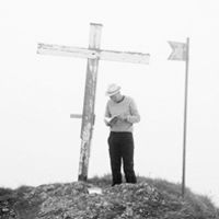 litmonat's tweet photo. Markus Rottmann wählt ein passendes Buch für seine letzte Kolumne: «Letzte Bergsahrt. Aufgegebene Skigebiete und ihre touristische Neuausrichtung.»  https://t.co/7C3PnXyRZT https://t.co/cAuHN9ZtrZ