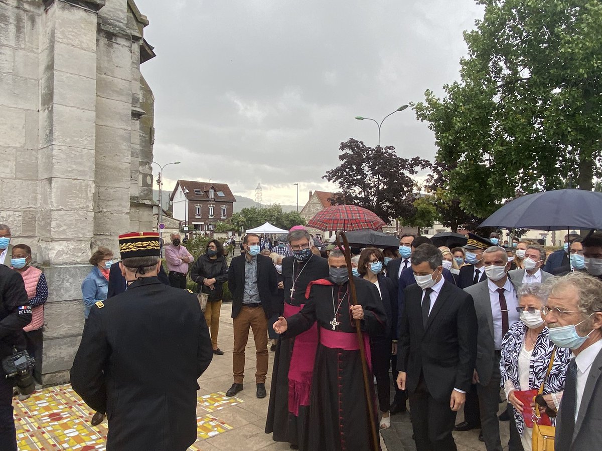 Arrivée de  @GDarmanin en l’église de  #SaintEtienneduRouvray.