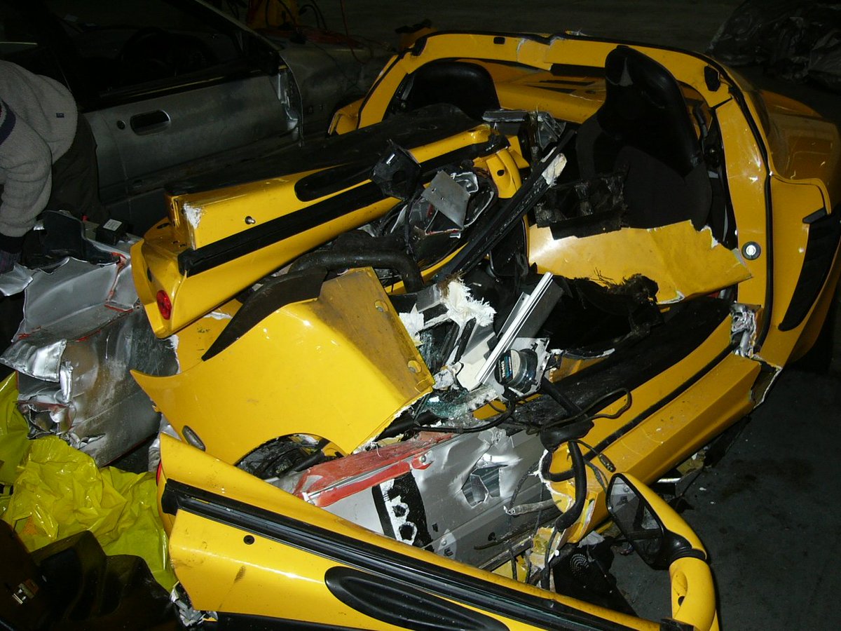 rettiwtmr's tweet photo. The Victorian police murdered the driver and the passenger of this lotus car. They then cut up the car and dumped it in a towing company warehouse. https://t.co/IbMPhrQRB7