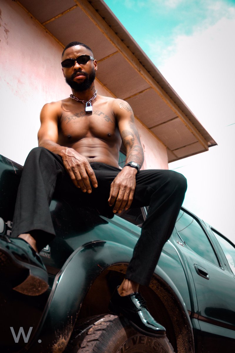 FolamiNaMyG's tweet photo. Tin ba lowo, Tin ba ko’le, Tin ba wa di landlord #ShockWon🔥
.
.
#ZiiGiiDii #Folami #2020 https://t.co/VkqlVxyKkK
