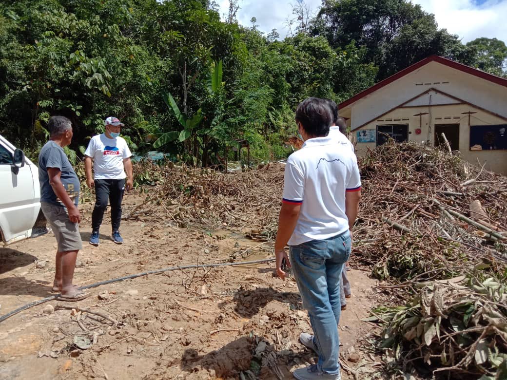 UPenampang's tweet photo. Biro Bencana Alam &amp; Kebajikan UPKO Penampang telah melawat Rumah En Zakali Inang@Kitut di Kg Kimoligan yang dihempit tanah runtuh. 

Berat mata memandang atas kejadian ini.

Carl Moosom,Chaw Pie See, Joan Bosuin,Alban Mansali dan AJK Biro turut hadir ke lawatan ini. https://t.co/SaYKMDT7Ob