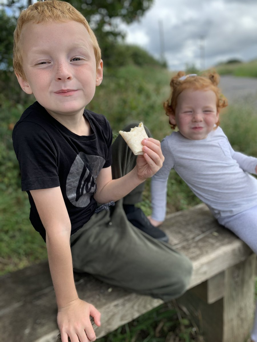 rachelreadingEY's tweet photo. Yesterday we took a super long walk around Ulley! We stopped at the top of a very steep hill for lunch ❤️ @RedscopeSchool https://t.co/YptHtOJePK