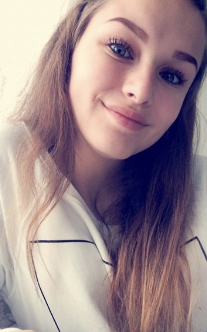 mycharlottte's tweet photo. Juli 2015: osäker &amp; missförstådd. Fast i diverse destruktiva relationer med vänner och föräldrar. Konstant ångest. 36kg. 
Juli 2020: självsäker och förstår mitt eget värde. Prioriterar mina känslor i alla mina relationer, och har hittat sätt att hantera min ångest. Lycklig. 53kg. https://t.co/kyoMgqpoAG