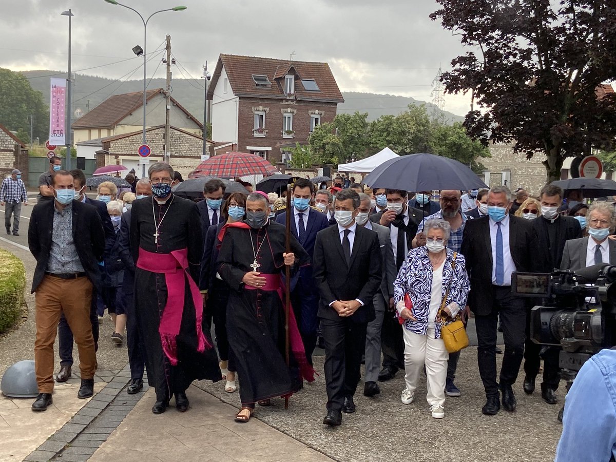 Aux côtés de  @GDarmanin, Roselyne Hamel, sœur du  #PèreHamel. Dans le cortège, Monseigneur Lebrun, archevêque du  @DioceseRouen,  @BBellanger76,  @sirasylla76, Hubert Wulfranc ou encore  @damienadam76.