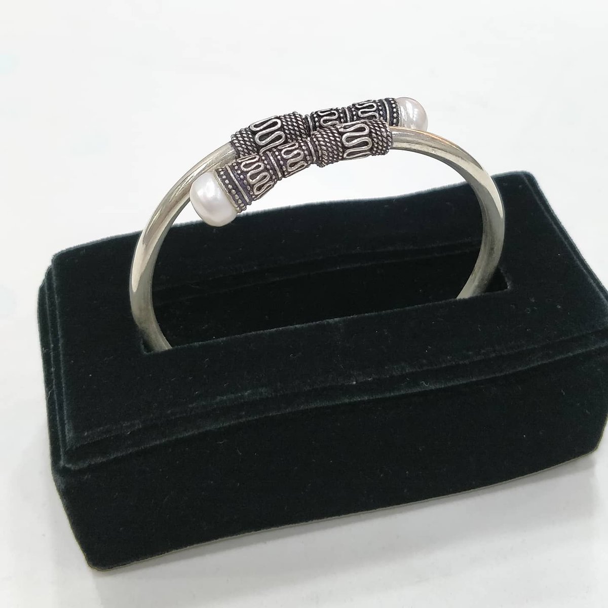 AditiSilver's tweet photo. Beautiful bangles available at good prices @aditisilver007 .
.
.
.
.
.
.
#rakhabandhan #rakhicollection
#bracelet #bracelete #bracelets #silverbracelet #silverbracelets #braceletstacks #braceletes #silverjewelry #jewelry #jewellers #jewelrydesigner #jewelrygram #accessoriesmurah https://t.co/Yu7FHuOmm2