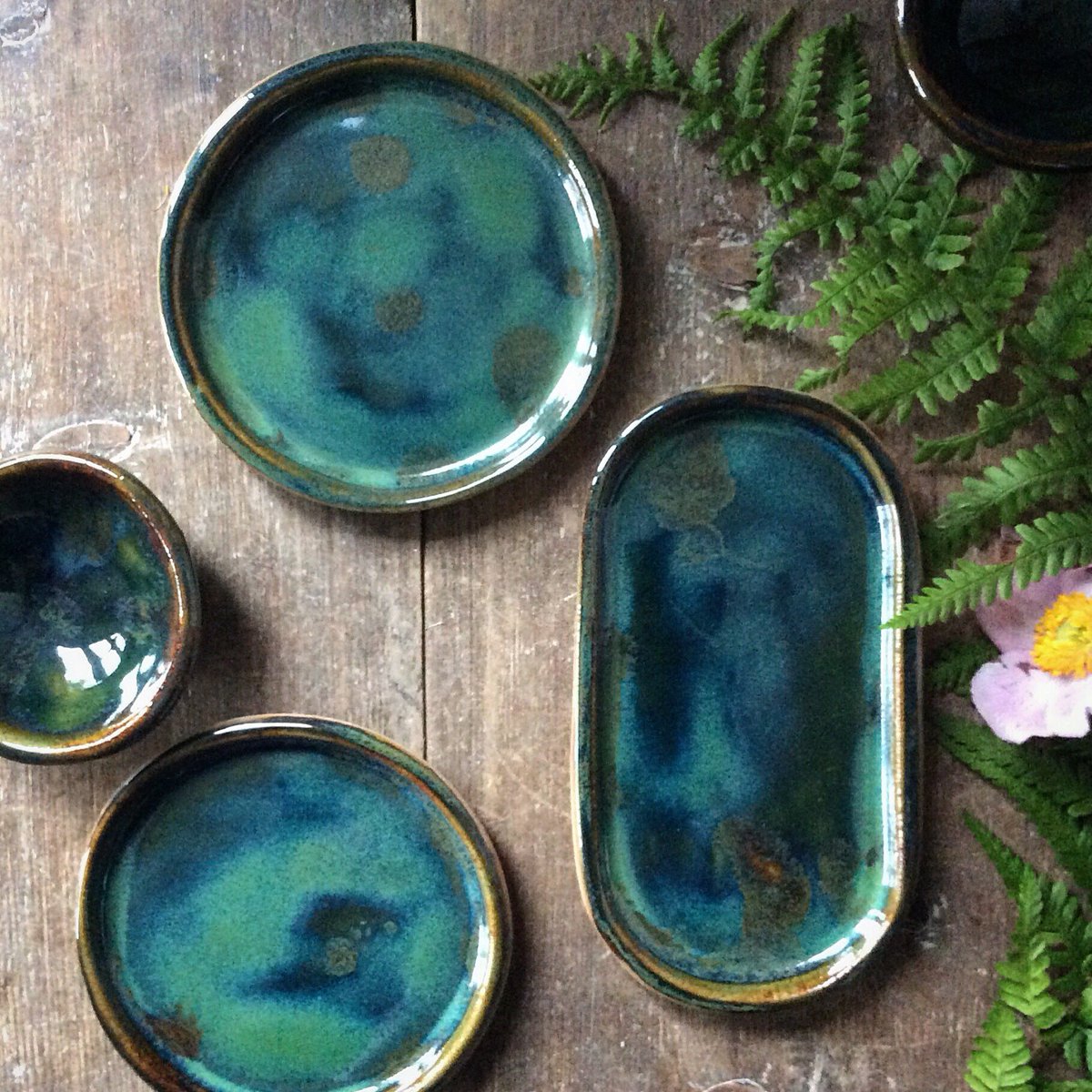 _gxdesigns's tweet photo. Green ๐
โข
#lovepottery #loveceramic #ceramics #pottery #keramika #lovewhatyoudo #plate #pinchpots #fern #greens #handmade #handmadeintheeveryday #CREMerging #handbuiltpottery #etsy #secretsofgreen #gxdesigns https://t.co/8gK5zimx7c