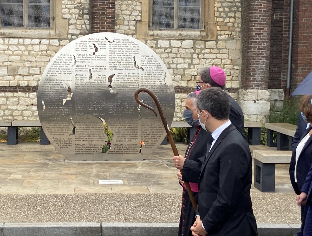 Le  @Prefet76 était également dans le cortège. Tous sont entrés à l’intérieur de l’église, la messe est en cours