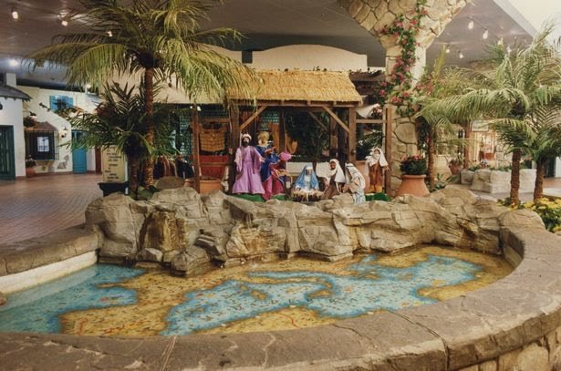 another fave is the "mediterranean village", which housed a bunch of mediterranean restaurants. i can& #39;t find any gd pics online, but there were loads of figures in the upstairs rooms of the restaurants posed in dramatic scenes wearing spanish/greek/italian outfits