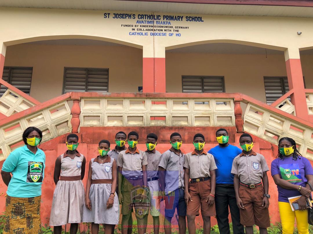 OAvatime's tweet photo. During the donation to the final years students in Hlefi and Avatime Biakpa in the Volta region as we are all helping to fight against COVID-19 https://t.co/S6f5DvBFLe