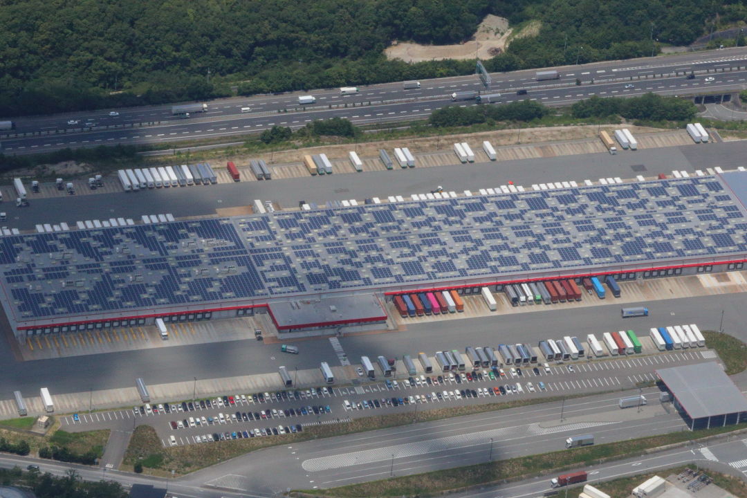 朝日新聞航空部 モザイク模様の屋根が目を引く巨大な物流センターですね 兵庫県三木市のコストコホールセールジャパンの三木物流センターです 高 兵庫 コストコ