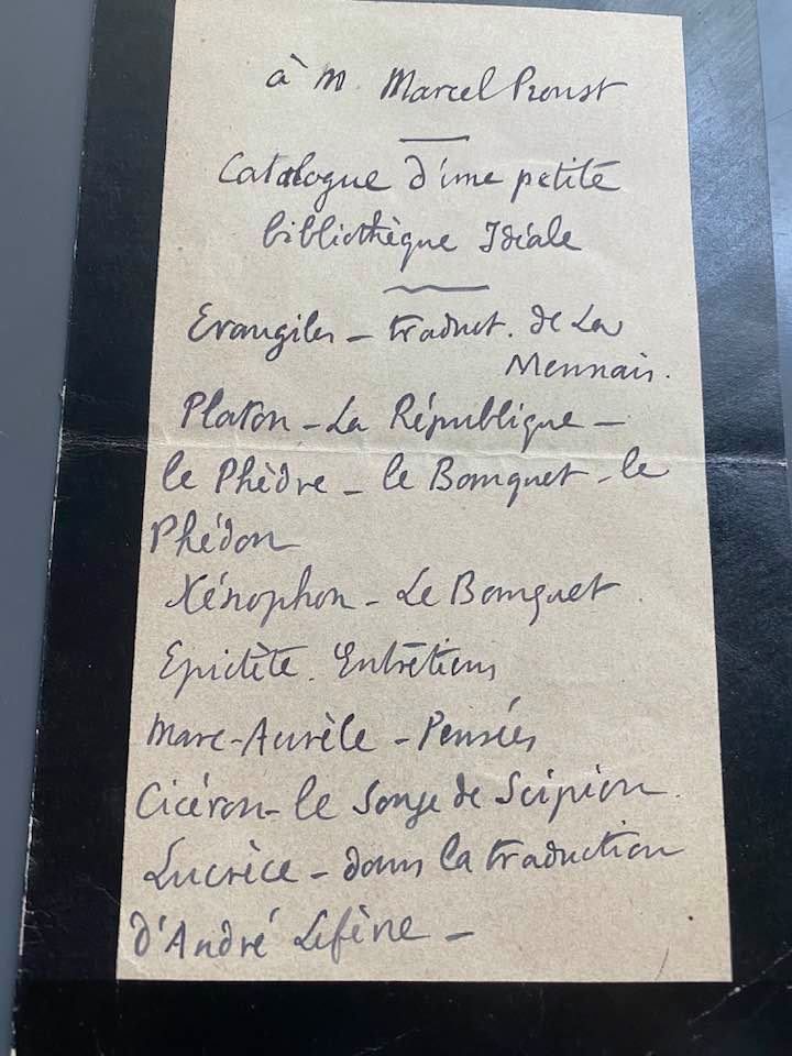 L’Hôtel Littéraire Le Swann vient d’acquérir une lettre autographe du philosophe Paul Desjardins, adressée à Marcel Proust / <a href="/H_Litteraires/">Société des Hôtels Littéraires</a> 
Son auteur s’amuse à dresser le catalogue d’une petite bibliothèque idéale pour le futur écrivain : buff.ly/32X8v78