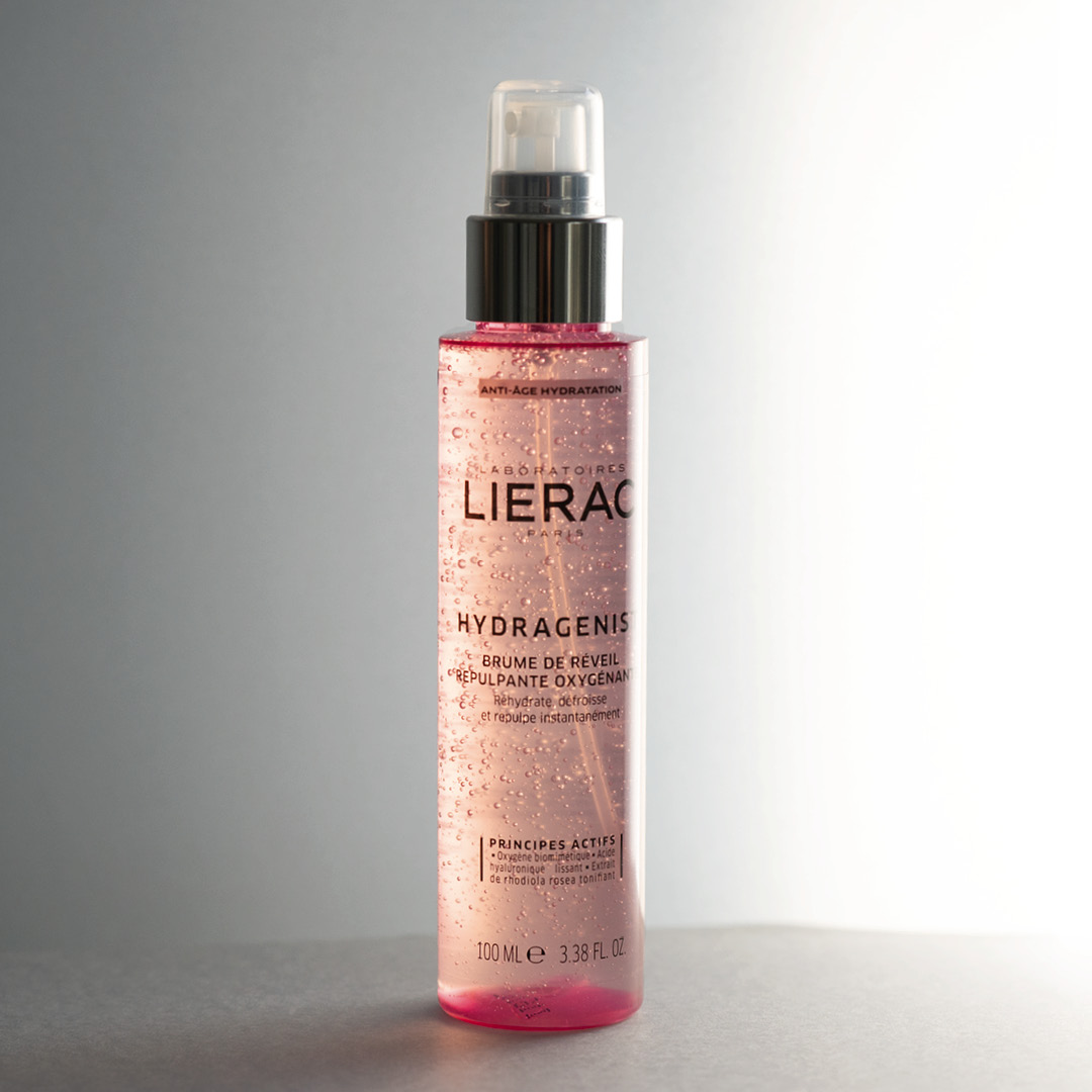 🧳Vacances j'oublie tout... sauf les gestes barrières 😷 Notre astuce pour lutter contre la peau sèche due aux frottements du masque : la Brume Hydragenist ! À pulvériser plusieurs fois dans la journée pour une hydratation continue. #hydratation #summertime