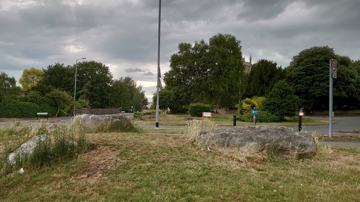  #UrbanPrehistory time. I know from experience that threads with St*n*h*ng* in them can attract a bit of attention, but what about a sarsen-strewn traffic junction in Swindon? With a church, and a river, and more? This one, in fact... How complicated can a roundabout be? (1/24)