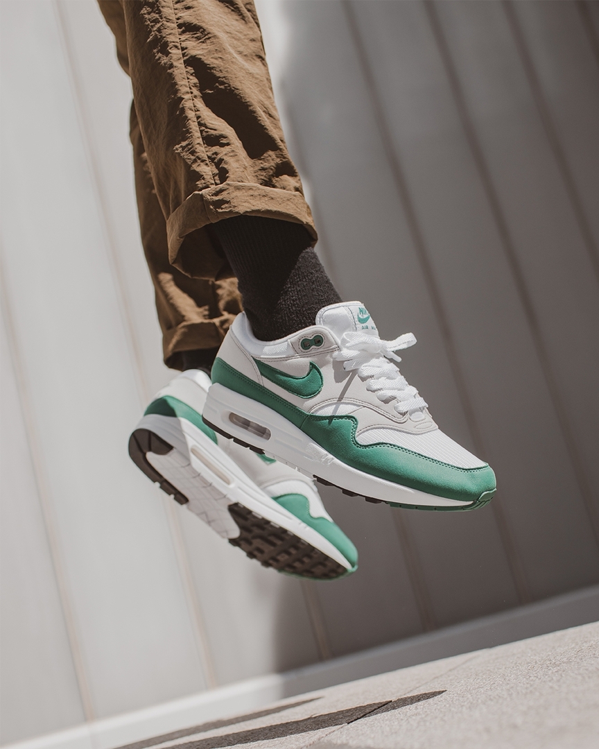 air max 1 evergreen on feet