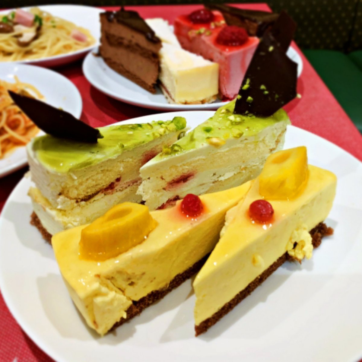 Carpfan 66カフェ 西新宿店 ムフタールの筈なのに やたらとケーキが美味かった ゼリーに葡萄がのってること自体 事件だと思う 笑