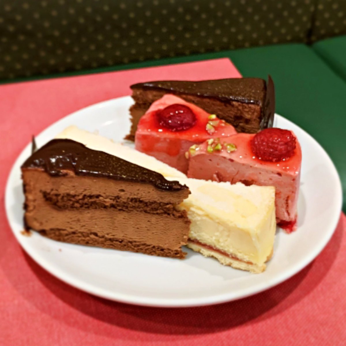 Carpfan 66カフェ 西新宿店 ムフタールの筈なのに やたらとケーキが美味かった ゼリーに葡萄がのってること自体 事件だと思う 笑