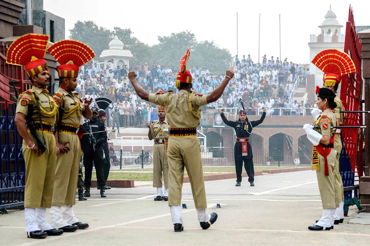 インドとパキスタンの国境では？毎日両国の警備隊が示威パフォーマンスをぶつけ合っているwww