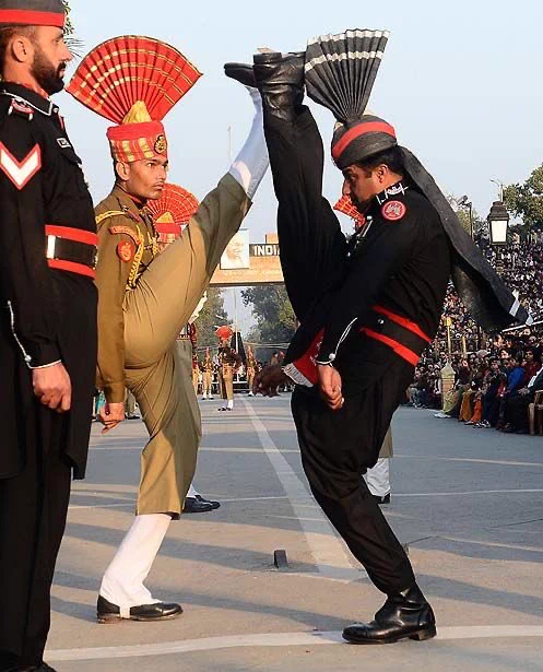 インドとパキスタンの国境では？毎日両国の警備隊が示威パフォーマンスをぶつけ合っているwww