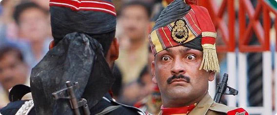 インドとパキスタンの国境では？毎日両国の警備隊が示威パフォーマンスをぶつけ合っているwww