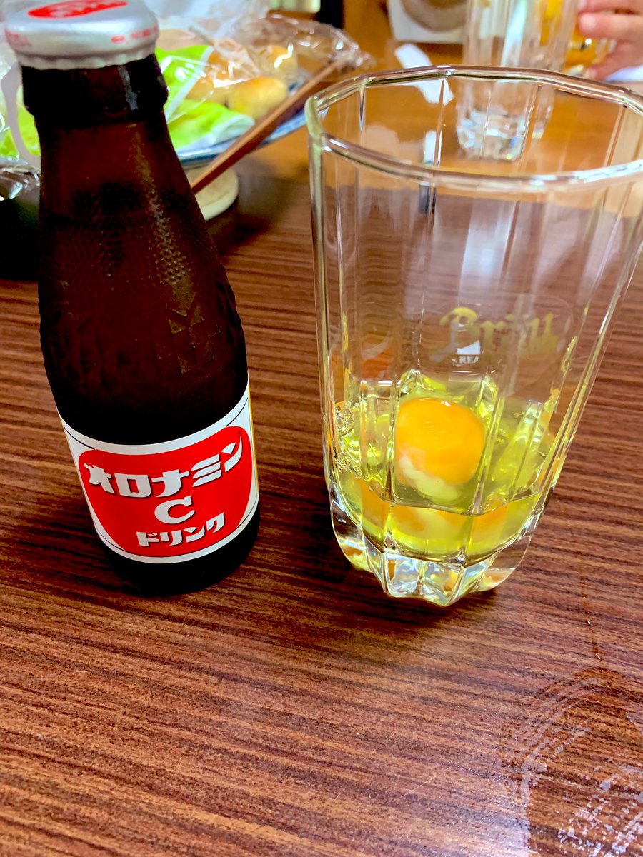 Omen Relax Shisha Lounge Auf Twitter 世にも奇妙な飲み物があるな お寺のお手伝いで出て来た オロナミンcと 生卵 50年前からある元気 エナジー ドリンクだそうです 昭和の名残だなーと思ったら 大塚製薬が推奨している飲み方だった 生卵感が凄い 凄い