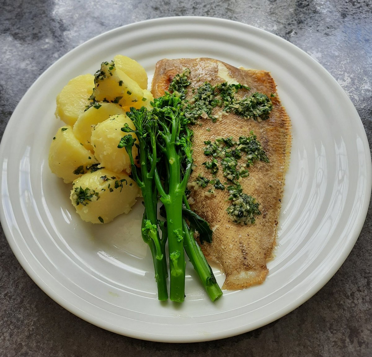 markkaiz's tweet photo. Grilled Lemon Sole, garden fresh herb butter.

#lemonsole #herbbutter #sproutingbroccoli 
#grilledfish #summer #sunday https://t.co/UcYcOYKA33