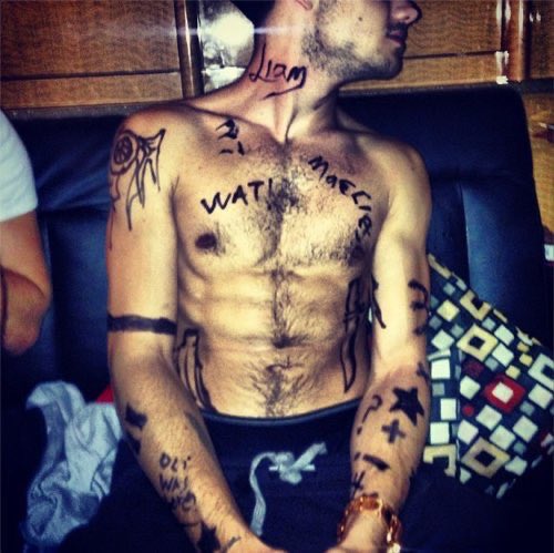they got drunk together and zayn drew all over liam’s body