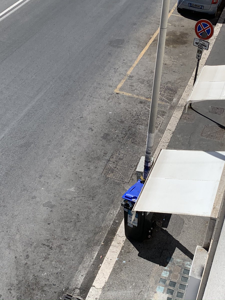 SFoche's tweet photo. @virginiaraggi 

https://t.co/9kMqzlspGx Signora Sindaca, sono una cittadina del XIII municipio.
Mi permetto di disturbarla perché da quasi 20 giorni sono stati rimossi i cassonetti posti davanti al civico di Via di Boccea n. 120 e ciò sta creando disagi a tutti i palazzi. https://t.co/CwyNoJq7tV
