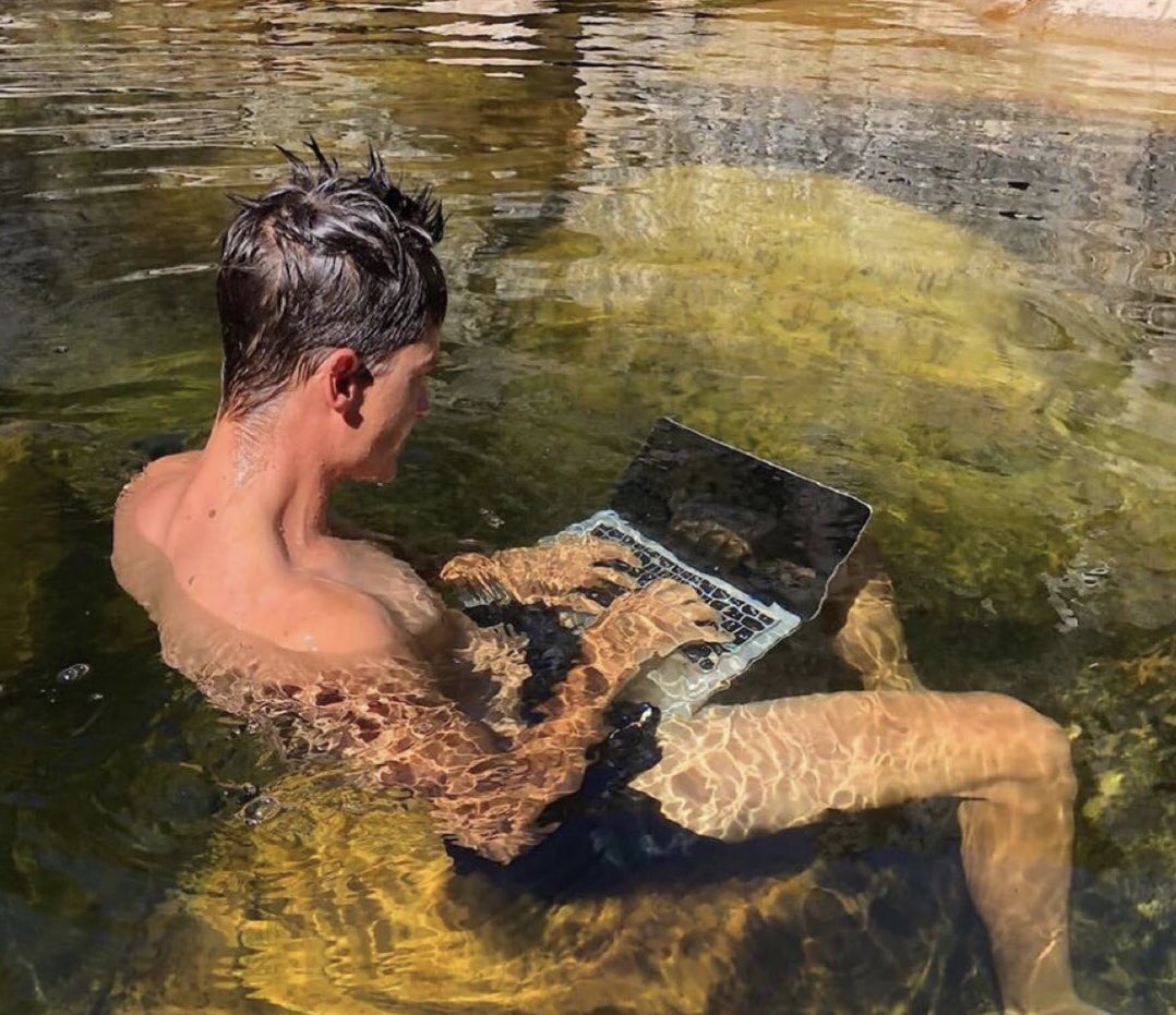 CrazyMgmtCons's tweet photo. When you're on vacation but also a consultant https://t.co/yc1zNRtklQ