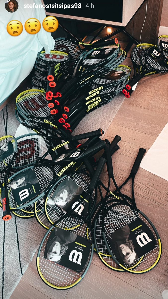 WeAreTennisFR's tweet photo. Qui veut des raquettes ?Apparemment Stefanos en a trop 😜

📸 Stefanos Tsitsipas / Instagram https://t.co/g6VhRFnduL