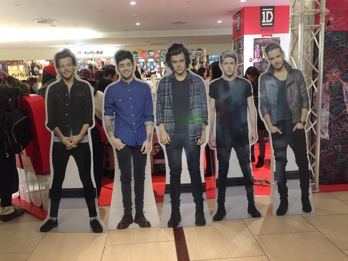 oswaldPo's tweet photo. Zaynが脱退するって知って
号泣して
友達と一緒に1Dショップに行ったのもいい思い出(？) https://t.co/NJJLsG1y5e