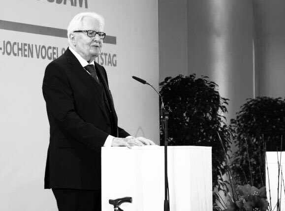 Wir trauern um den ehemaligen Oberbürgermeister Münchens und SPD-Vorsitzenden Hans-Jochen Vogel. Wir verlieren einen großartigen Menschen. Er wird uns fehlen. Unsere Gedanken sind bei seiner Ehefrau Liselotte und seiner Familie.