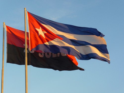 lainerysRR's tweet photo. Es la voz de toda la tierra cubana:
—¡Gloria a la mañana
de la Santa Ana! #26DeJulio Asalto a los Cuarteles #Moncada y #CarlosManuelDeCéspedes en #SantiagoDeCuba y #Bayamo respectivamente #DíaDeLaRebeldíaNacional #SomosCuba @radiorebeldecu https://t.co/tWfkI0Q0OC