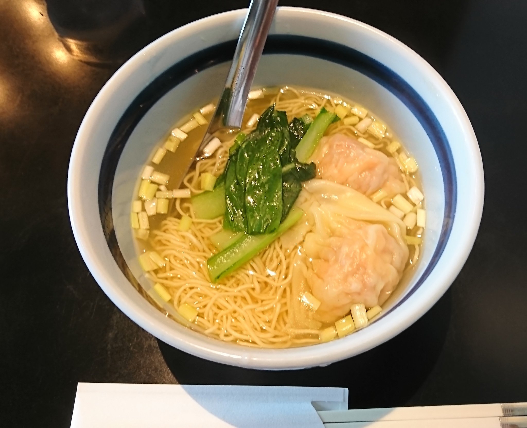 トレス この前虎ノ門横丁で食べた蝦雲呑麺は海老がプリっプリでめっっちゃ美味しかった事をご報告致します