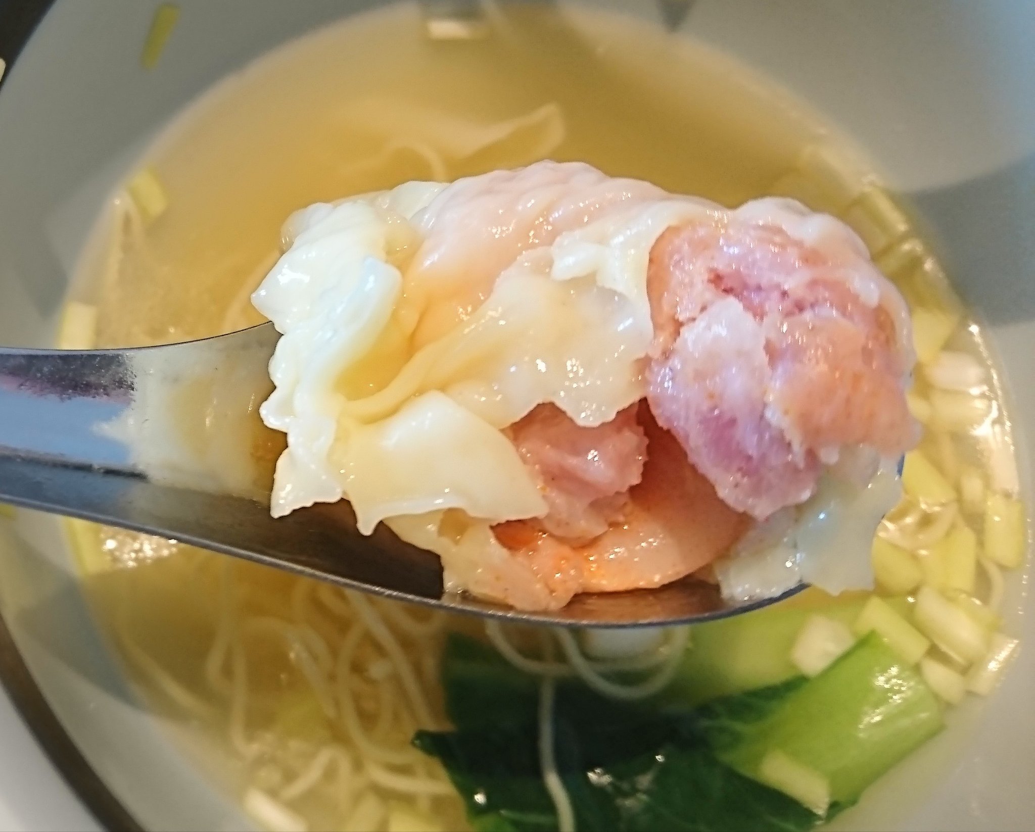 トレス この前虎ノ門横丁で食べた蝦雲呑麺は海老がプリっプリでめっっちゃ美味しかった事をご報告致します