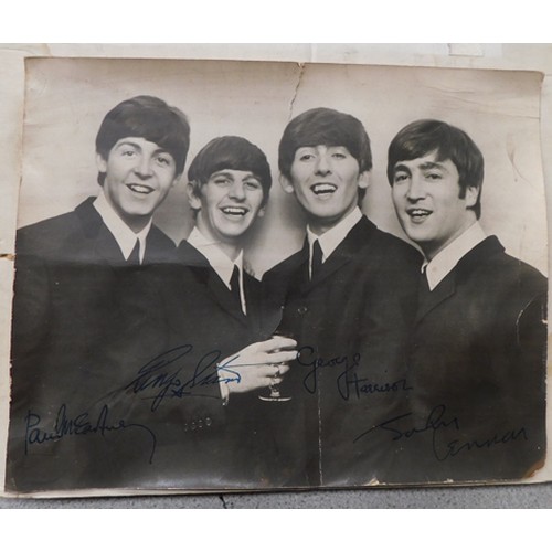 easyliveauction's tweet photo. Halfway Auctions
LIVE #Auction 27th July @ 5:30pm BST
View all the catalogues &amp; bid LIVE from home here: https://t.co/w4BTVKBxGx
#Beatles #memorabilia #music #jewellery #records https://t.co/fESIYszHHe