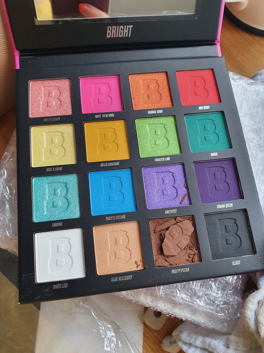 GlitteryBakes's tweet photo. Well thanks @beautybayhelp @beautybay item delivered broken and won't replace and only offering me a 40% refund. I don't think I'll be putting more orders in #WhatHappenedToCustomerService #WhatBS #BadCustomerService https://t.co/ZkK55pYQU2