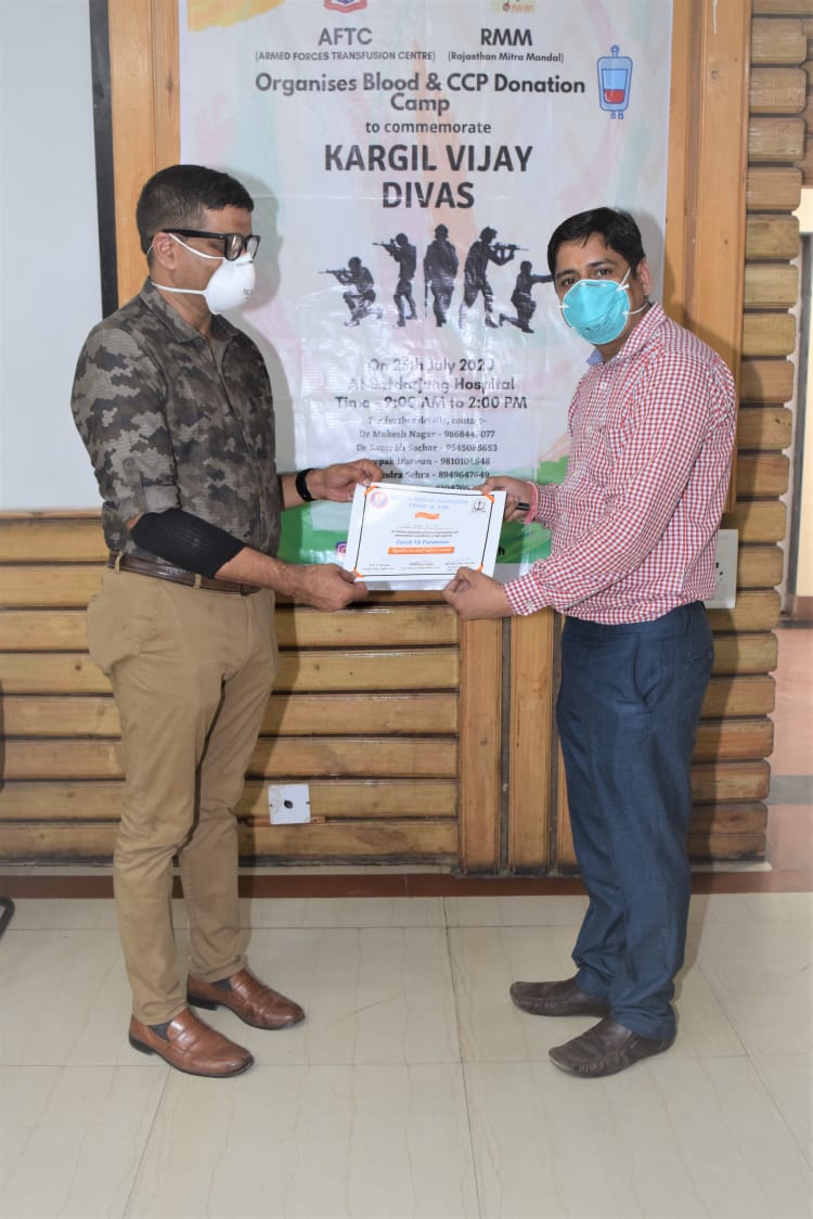 SJHDELHI's tweet photo. A voluntary blood &amp; plasma donation drive was held in @SJHDELHI in conjunction with @NmoSjh on eve #KargilVijayDiwas2020 with massive participation &amp; donation for AFTC. Was followed by felicitation of War Heroes’ families &amp; Veterans. https://t.co/KihwhR79Rk