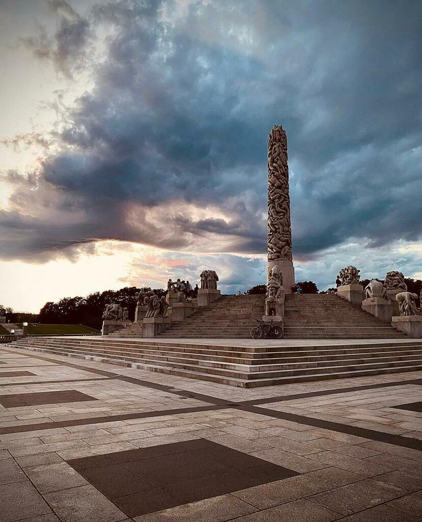 VisitOSLO's tweet photo. Clouds over the Monolith at Vigeland Sculpture Park 😊. #oslo #visitoslo Photo: @hennyjpg https://t.co/8MJeHFNB5d https://t.co/eythkl8M77