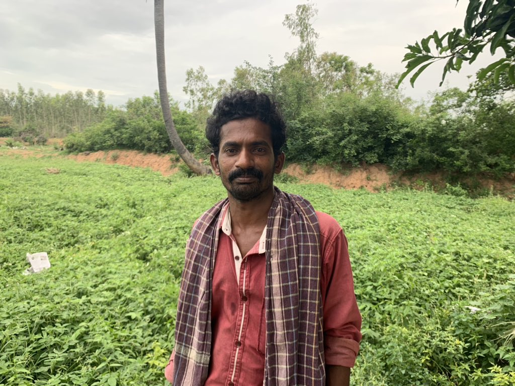 erasaravanan's tweet photo. காற்றின் வேகத்தில் பனை மரத்திலிருந்து கீழே விழுந்த மைனா குஞ்சுகள்... அதை பத்திரமாக பாக்கெட்டில் வைத்து மரமேறி கூட்டில் திரும்ப வைக்கிற இளைஞன்! புதுகை மாவட்டம் ஒசுவப்பட்டி கிராமத்தில் கண் முன்னால் கண்ட உயிர்நேயம் சிலிர்க்க வைத்தது. அந்தத் தம்பி பெயர் ஆனந்த். வாழ்த்துகள்!
#MyClick https://t.co/X1FGwTiJ9e