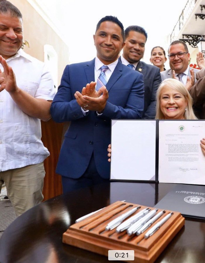 QuinonesAbid's tweet photo. Un grupo de compañeros nos dimos a la tarea de dar la pelea por la Industria de los Gallos. Nuestra Gobernadora @wandavazquezg firmó la ley que hoy permite q esta industria siga en pie. Hoy dicen respaldar la industria a quienes nunca vimos en la lucha! @WandaGob2020 https://t.co/SgAHR41x9E