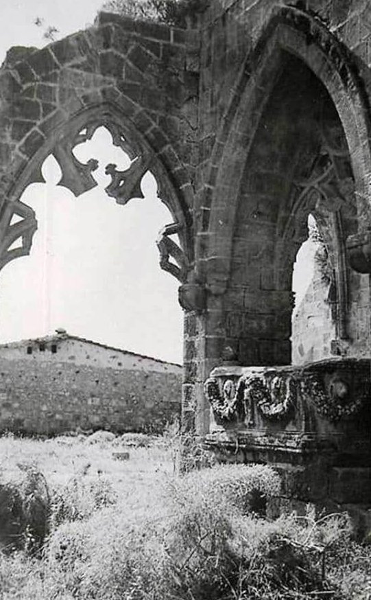 Blueyonetwo's tweet photo. Sarcophagus at #BellaPais/ #Cyprus/ #Kibris/ Bellapais/ Lakit (sanduka)/ #HistoricalCyprus https://t.co/iapNeJRr2J