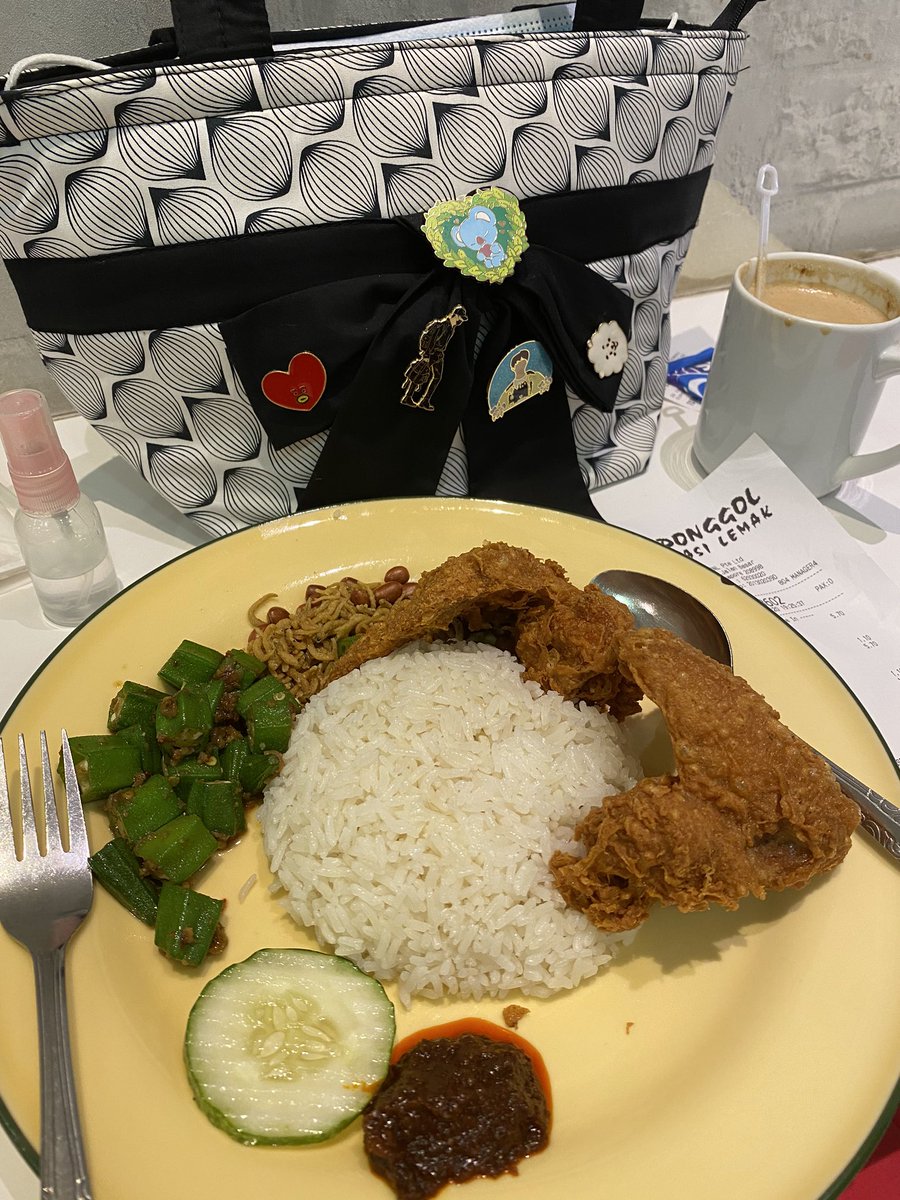 edzjanebriel's tweet photo. What I ate today 😂😂😂 with friends and you can tell I had 3 coffee haha #coffeeaddict #coffeelovers #kopiC #mcdoCoffee #flatwhite #foodporn #nasilemak #pizza #pancit https://t.co/S5p7A4hteb
