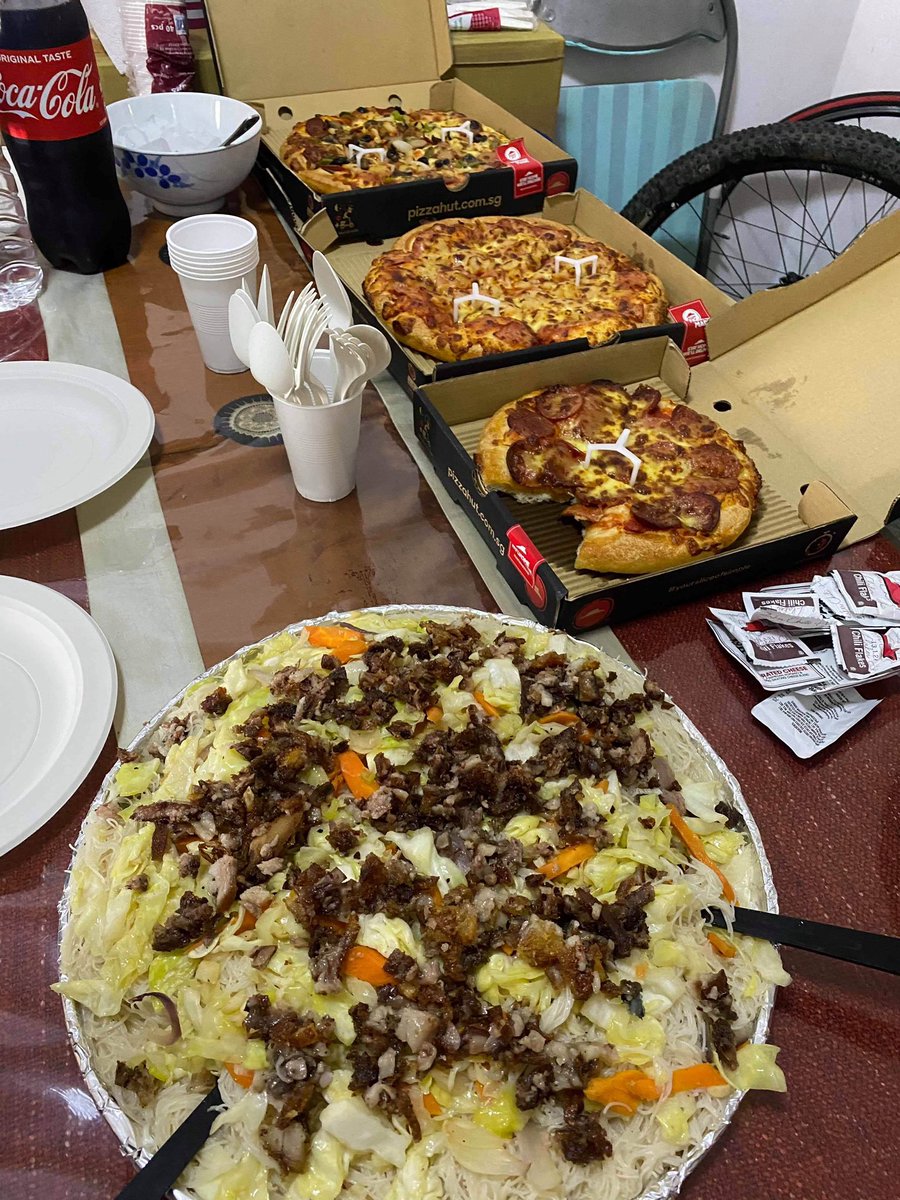 edzjanebriel's tweet photo. What I ate today 😂😂😂 with friends and you can tell I had 3 coffee haha #coffeeaddict #coffeelovers #kopiC #mcdoCoffee #flatwhite #foodporn #nasilemak #pizza #pancit https://t.co/S5p7A4hteb
