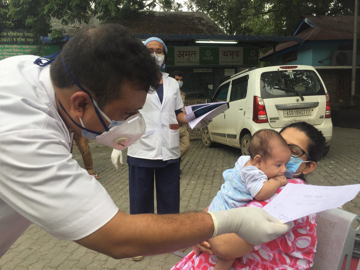 AssamCovid's tweet image. It is really a joyous moment to see #Baby Sarneel Jyoti Sharma age only 3 months and #Mother Hironmoyee Sharma discharged after defeating #Covid19 from #MMCH #CovidHospital. The little baby and mother being felicitated by the #HealthCareWorker.

#AssamFightsCorona