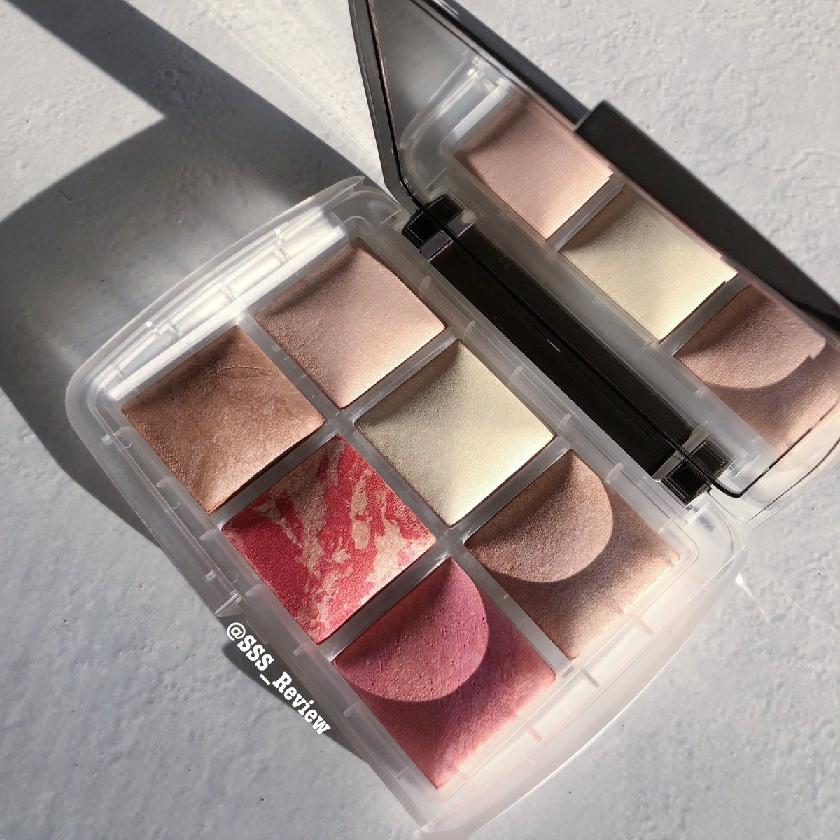 supa_piya_im's tweet photo. รีวิว HOURGLASS AMBIENT LIGHTING EDIT-GHOST ขึ้นชื่อว่า Hourglass แน่นอนว่างานผิว งานสี ยังไงก็ต้องนัว ซึ่งพาเลทนี้ก็ทำได้ดี รวมครบในตลับเดียวทั้งแป้ง ไฮไลท์ bronzerและบลัช ข้อดีคือสะดวก พกตลับเดียวจบ งานสีไม่ต้องพูด นัวมาก สวยมาก เหมือนเปิดไฟให้หน้า #SSSReview https://t.co/I1vpyZIIRb