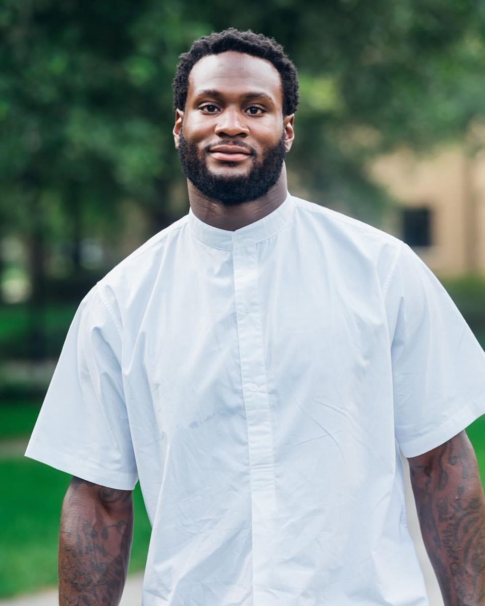 TheGoodCounsel's tweet photo. Feel like you look 👉 REAL GOOD. @LataviusM sporting our crisp Greer Popover Shirt paired with our Gervin Woven Jogger and a fresh pair of white kicks. Show us your #GCStyle 🌟 https://t.co/VfNzHgKQgp