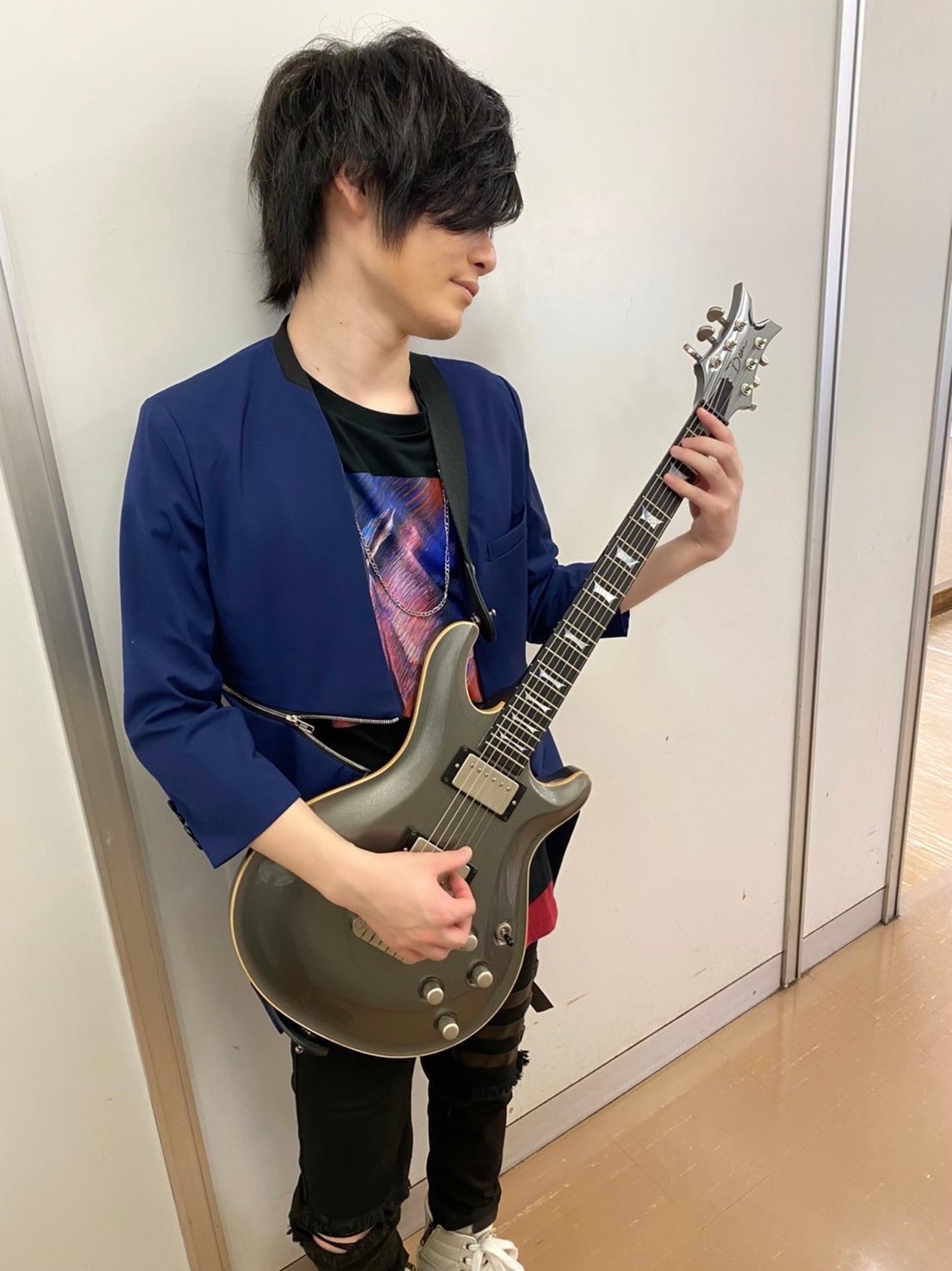 真野拓実 あ あと今回のアニソンプレミアムで初出し だよね 礼音とお揃いのシルバーギター Gyroaxia T Co Kwrxdyegjy Twitter