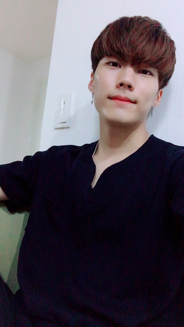 dnflqks0508's tweet photo. 강원도일거란생각은했지만...
진짜가될줄은...
그래도 ���조심히 잘다녀오고
편지 미친듯이써줄테니깐!!!!
사격왕  체력왕 되서  포상휴가많이받아!!!

진짜진짜많이  허전하고 그럴거같네ㅠㅠ
이프들꽃신신는그날까지 
군화꼭 잘단단히메고 훈련받앙!!!
*내최애사진❤ https://t.co/RkXG7AIjgc